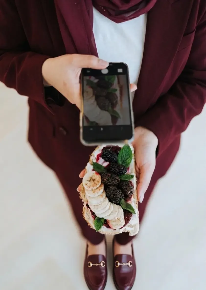 Foto van dame die foto neemt van haar gezonde maaltijd - gli cool programma - leefstijlcoaching via je verzekering bij Chyrsalis Coaching